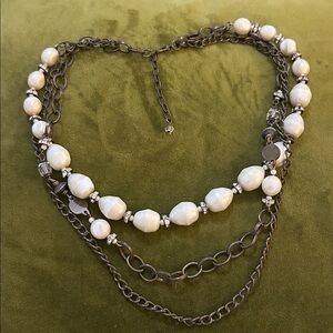 Elegant Pearl and Chain Necklace
